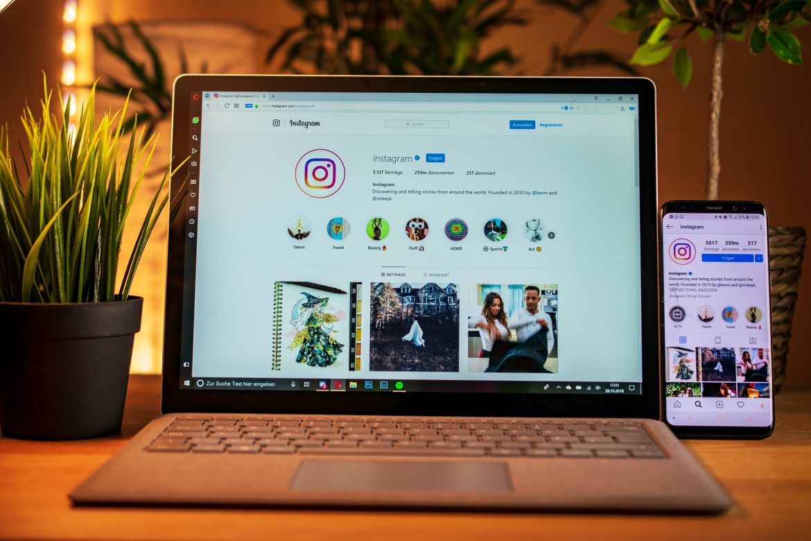 laptop-3781384_1920 Fiatalok 40%-a influencer akar lenni