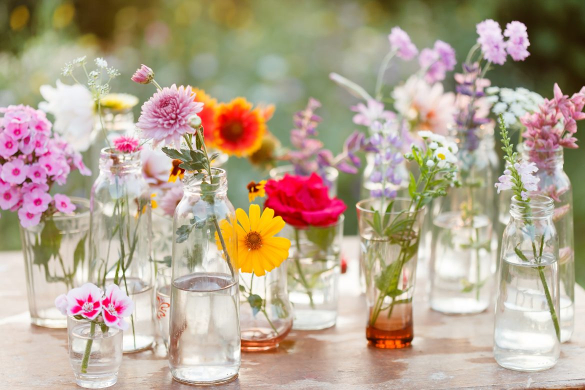 nice flowers in the bottles Az illatok csodája